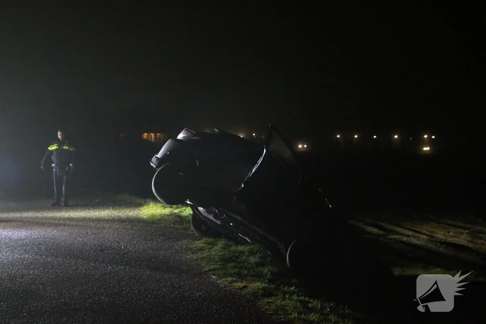 Auto rijdt greppel in