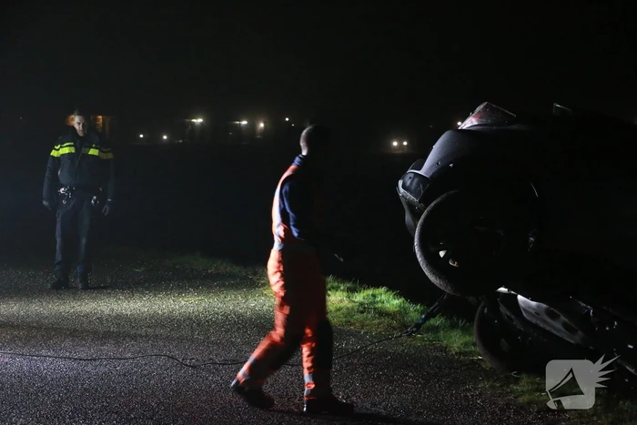 Auto rijdt greppel in
