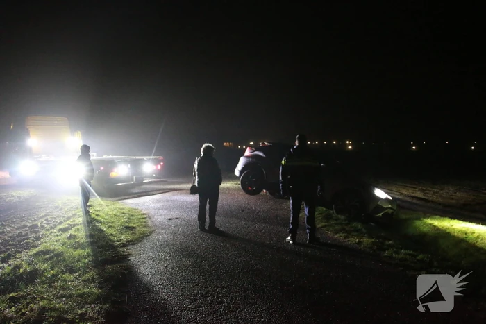 Auto rijdt greppel in