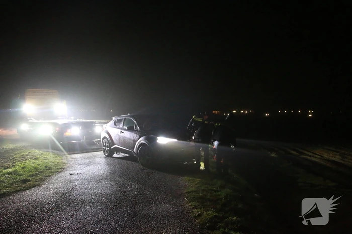 Auto rijdt greppel in