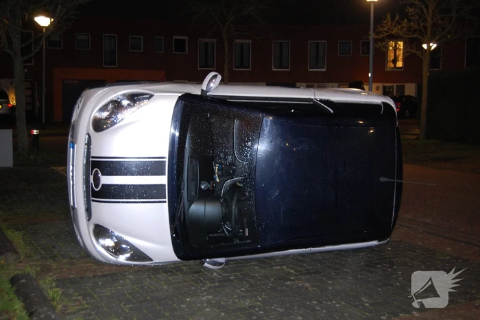 Auto op zijn kant geduwd