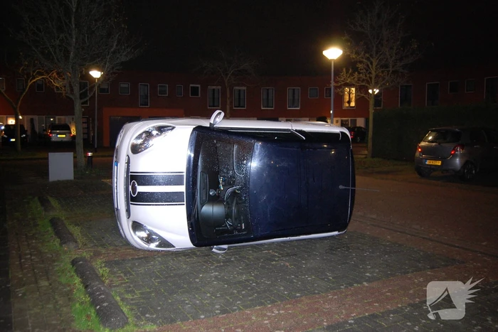 Auto op zijn kant geduwd