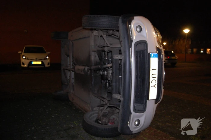 Auto op zijn kant geduwd