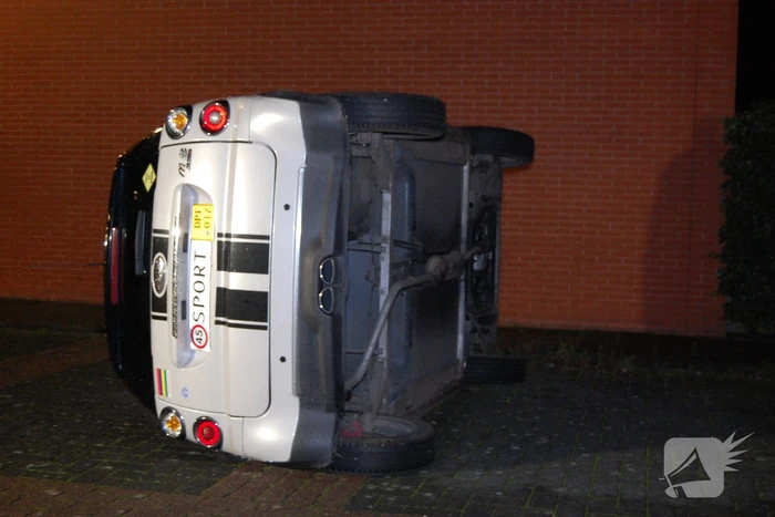 Auto op zijn kant geduwd