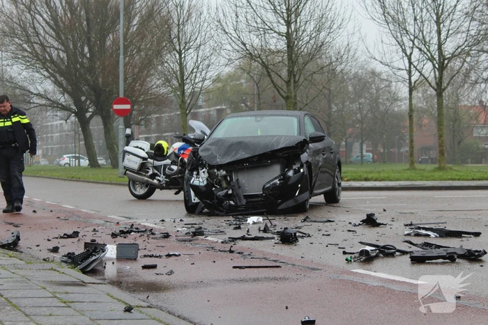 Veel schade na botsing tussen twee personenauto's
