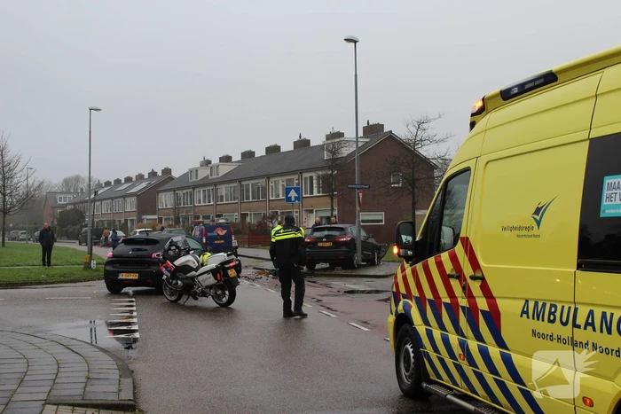 Veel schade na botsing tussen twee personenauto's