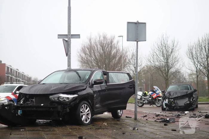 Veel schade na botsing tussen twee personenauto's