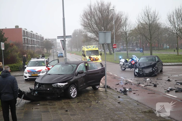 Veel schade na botsing tussen twee personenauto's