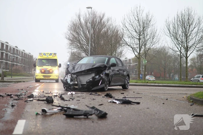 Veel schade na botsing tussen twee personenauto's