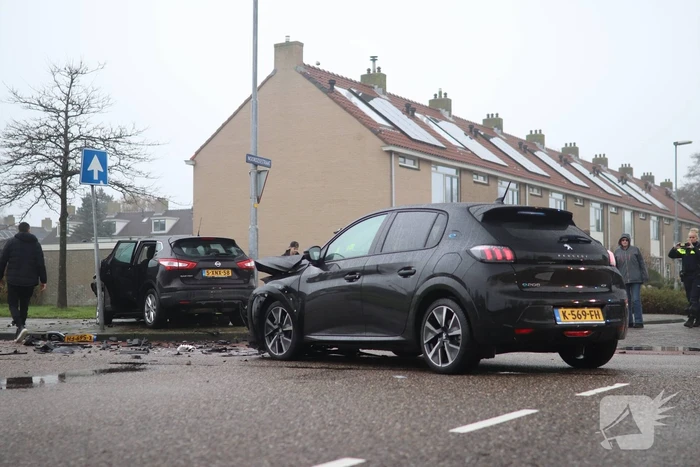 Veel schade na botsing tussen twee personenauto's