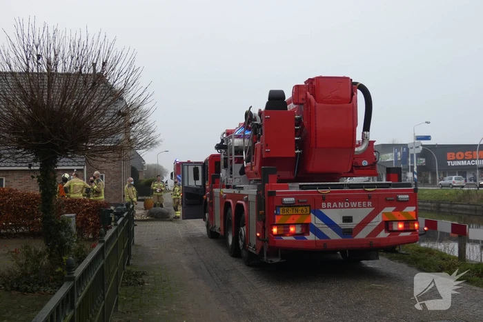 Brandweer blust brand in schoorsteen