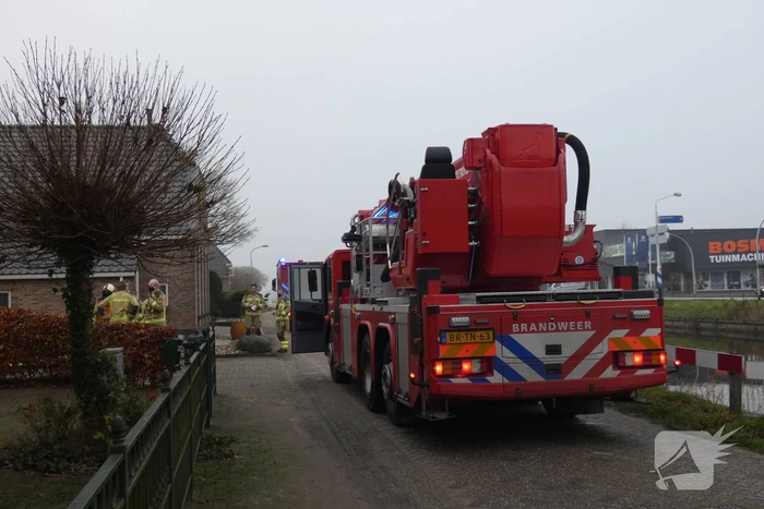 Brandweer blust brand in schoorsteen