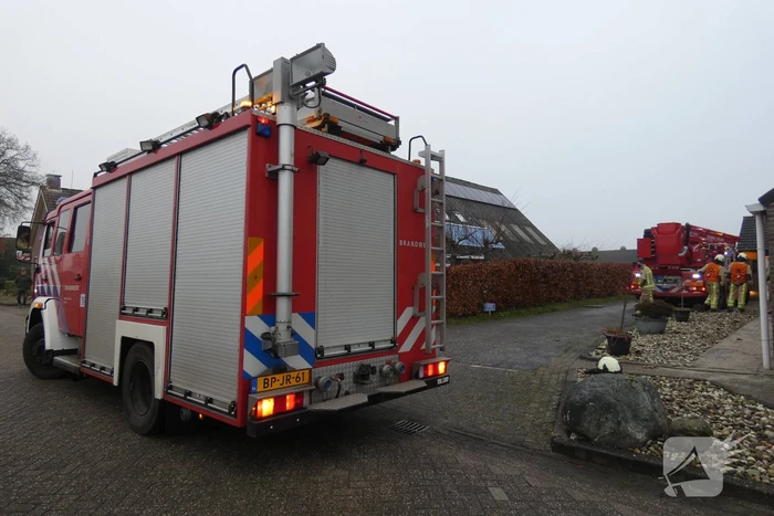 Brandweer blust brand in schoorsteen