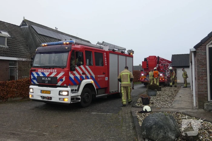 Brandweer blust brand in schoorsteen