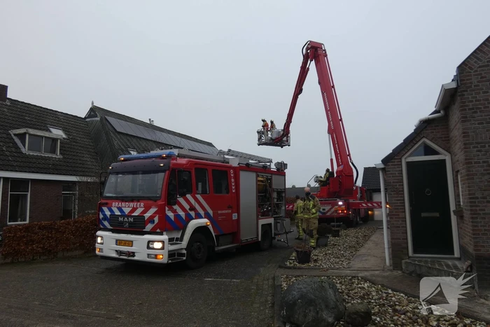 Brandweer blust brand in schoorsteen