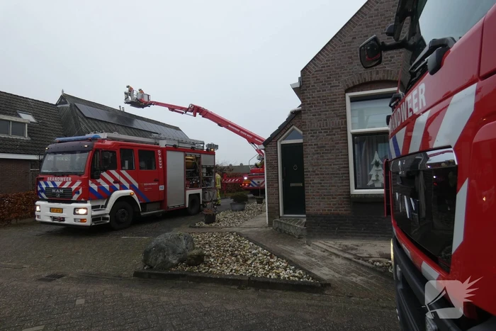 Brandweer blust brand in schoorsteen