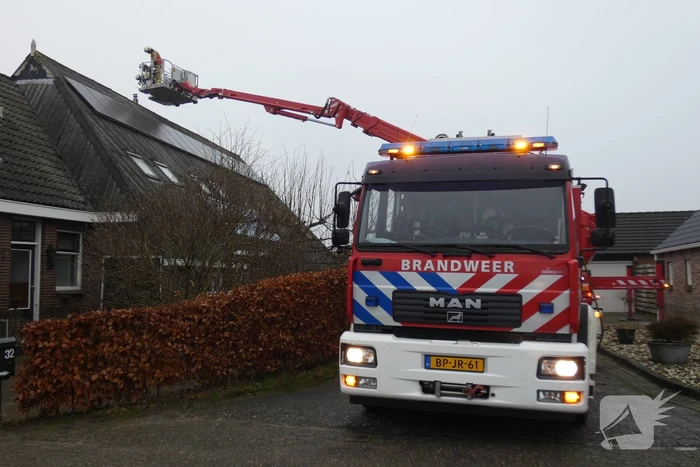 Brandweer blust brand in schoorsteen