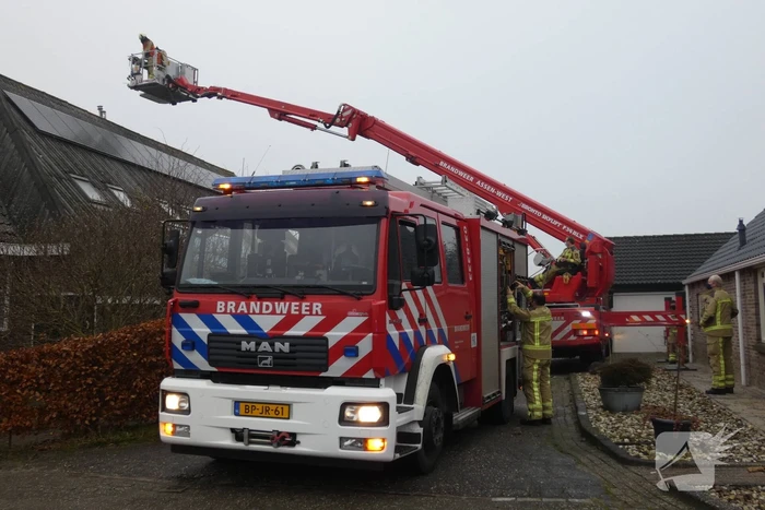 Brandweer blust brand in schoorsteen