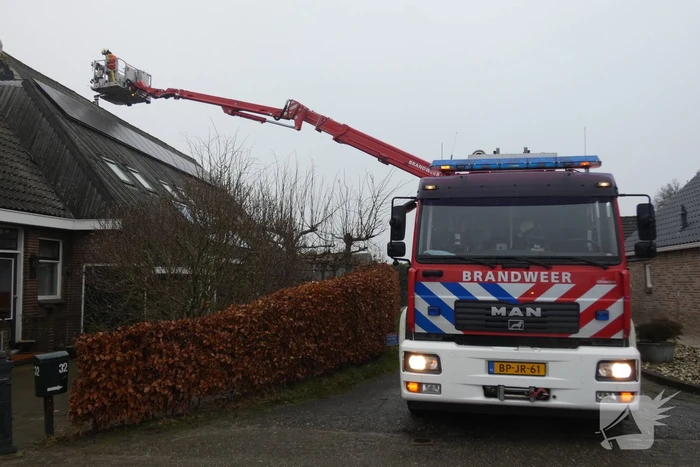 Brandweer blust brand in schoorsteen