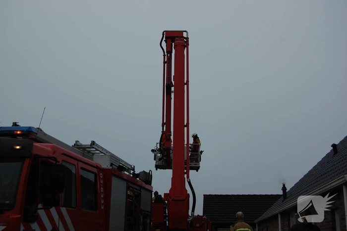 Brandweer blust brand in schoorsteen