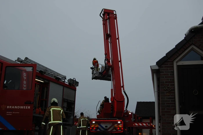 Brandweer blust brand in schoorsteen