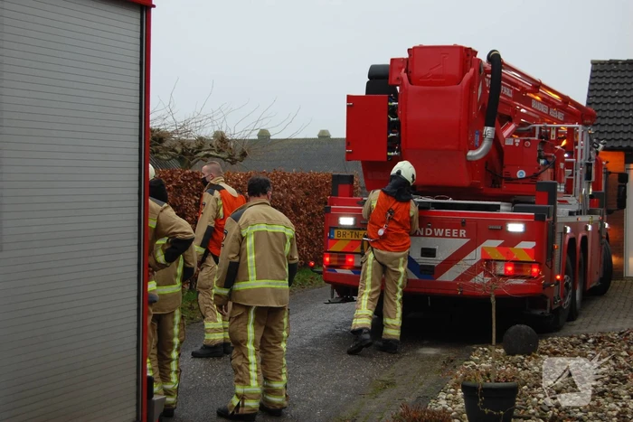 Brandweer blust brand in schoorsteen