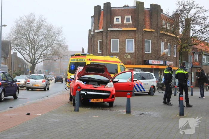 Auto vliegt uit de bocht en belandt op paaltjes