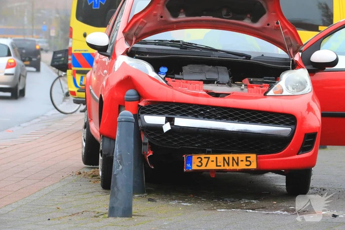 Auto vliegt uit de bocht en belandt op paaltjes