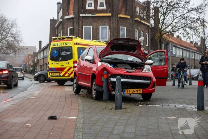 Auto vliegt uit de bocht en belandt op paaltjes