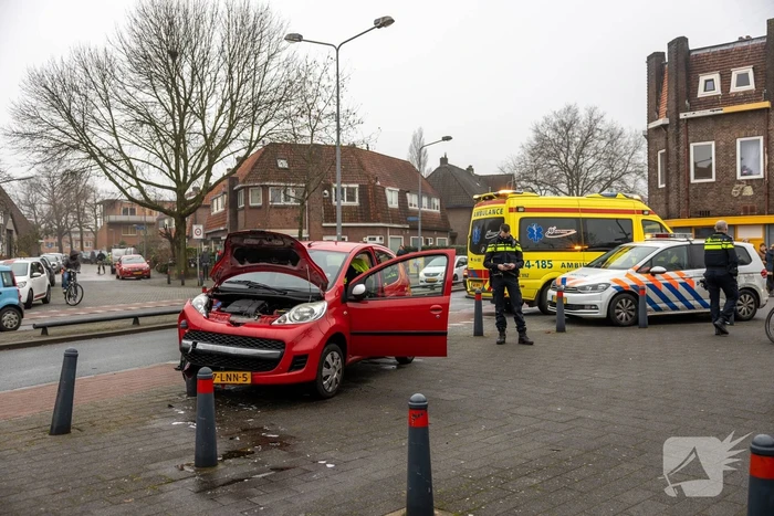 Auto vliegt uit de bocht en belandt op paaltjes