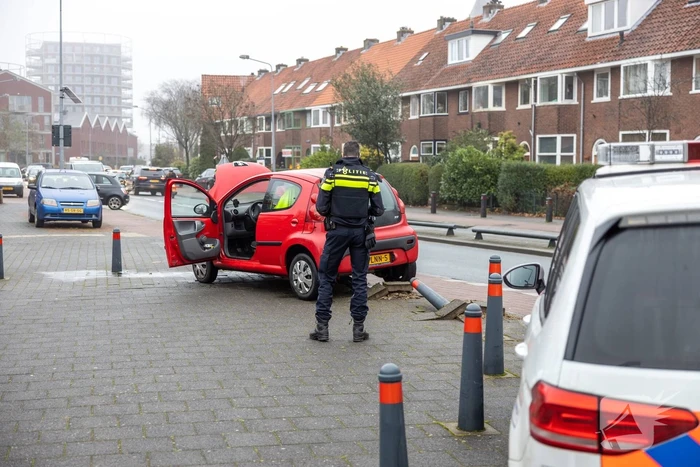 Auto vliegt uit de bocht en belandt op paaltjes