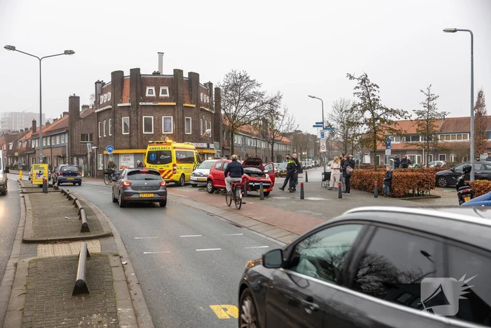 Auto vliegt uit de bocht en belandt op paaltjes