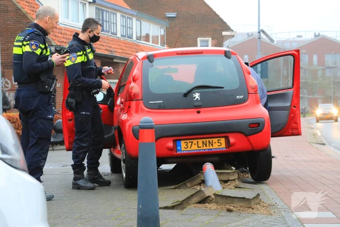 Auto vliegt uit de bocht en belandt op paaltjes