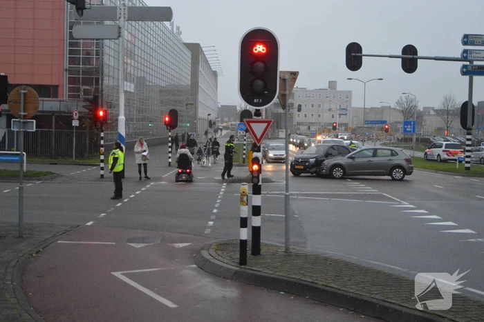 Twee personenauto's in botsing met elkaar