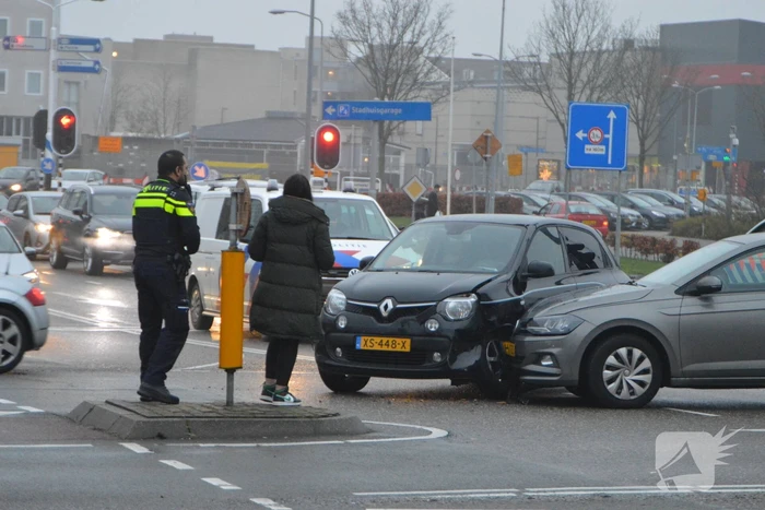 Twee personenauto's in botsing met elkaar