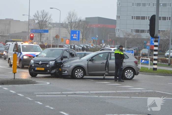 Twee personenauto's in botsing met elkaar