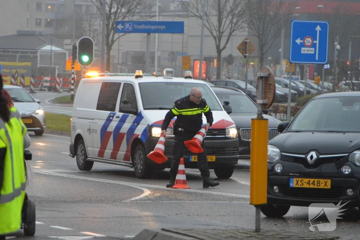 Twee personenauto's in botsing met elkaar