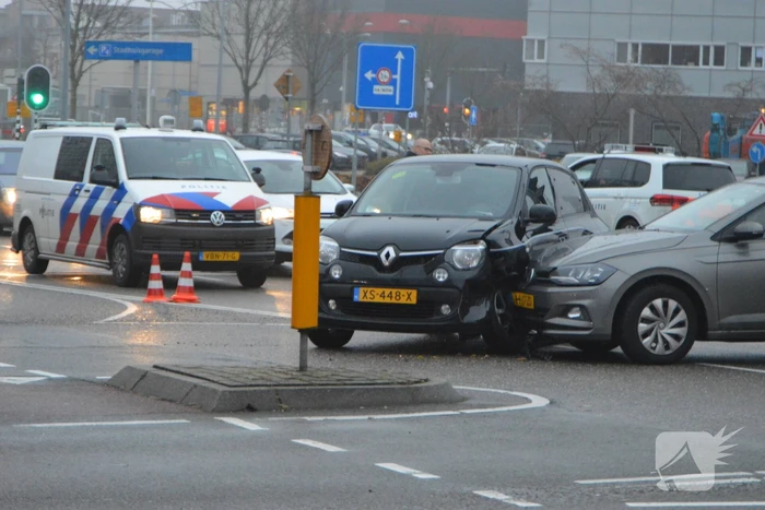 Twee personenauto's in botsing met elkaar