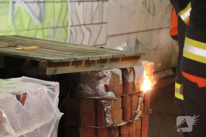 Brandweer voorkomt dat brand overslaat