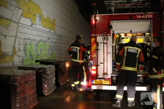 Brandweer voorkomt dat brand overslaat