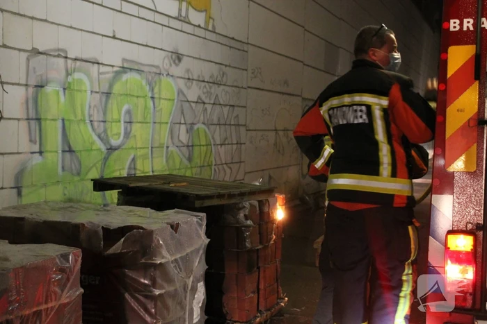 Brandweer voorkomt dat brand overslaat