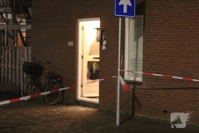 Vuurwerk door brievenbus gegooid