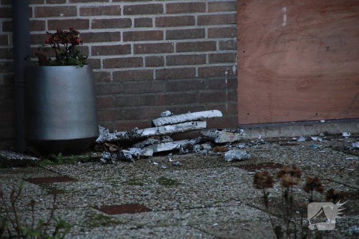 Voordeur woning verwoest door vuurwerkbom