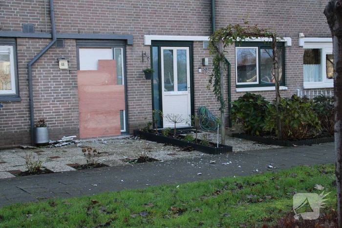 Voordeur woning verwoest door vuurwerkbom