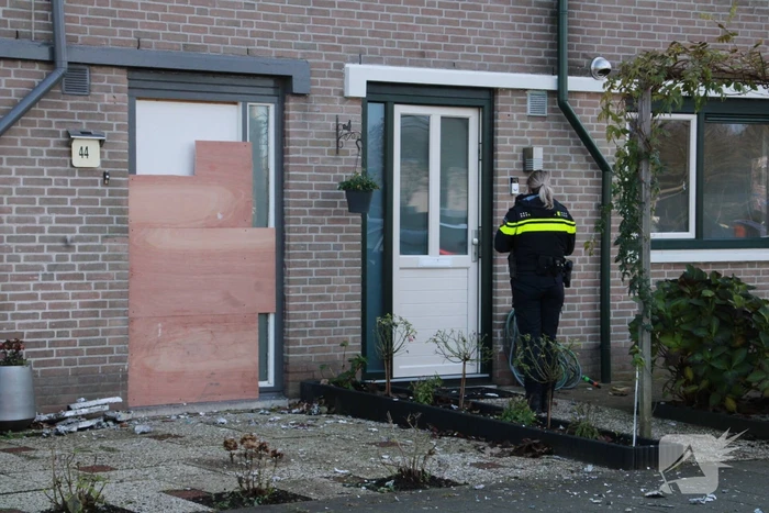 Voordeur woning verwoest door vuurwerkbom