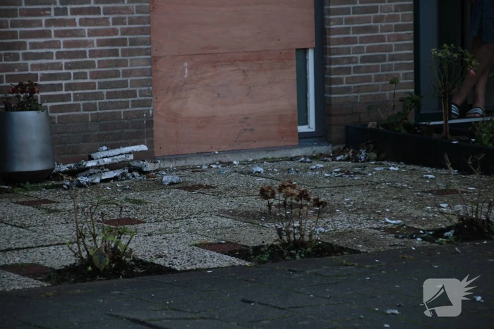 Voordeur woning verwoest door vuurwerkbom