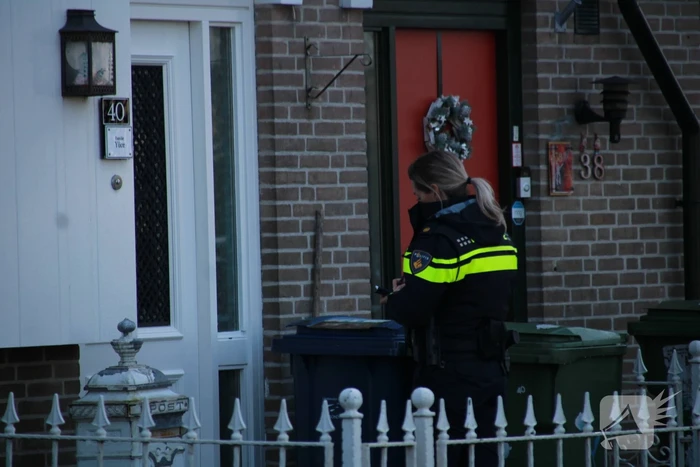 Voordeur woning verwoest door vuurwerkbom