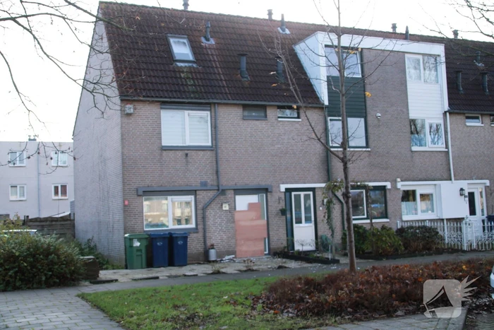 Voordeur woning verwoest door vuurwerkbom