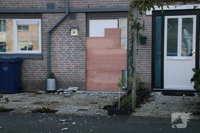 Voordeur woning verwoest door vuurwerkbom