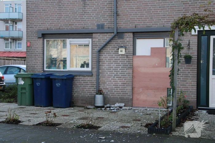 Voordeur woning verwoest door vuurwerkbom